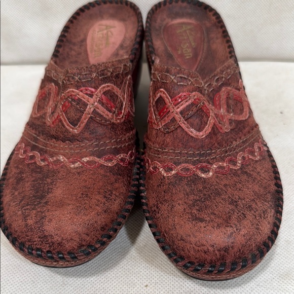 NEW - CLARKS LEATHER MULES CLOGS WITH 2-1/2” HEEL (sz 6) - Picture 6 of 8